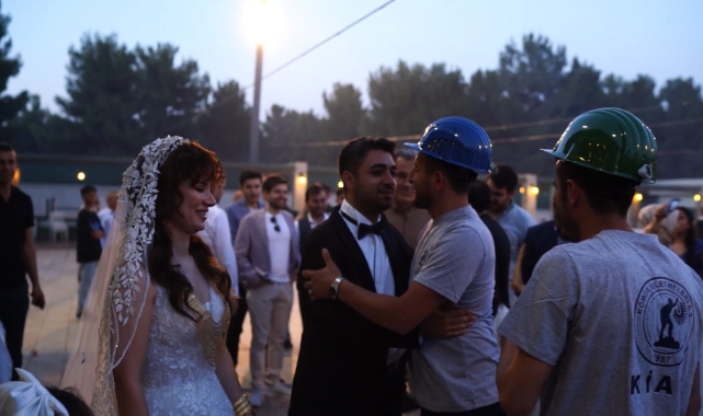 Kendisini enkazdan kurtaran madenciler düğününde sürpriz yaptı!