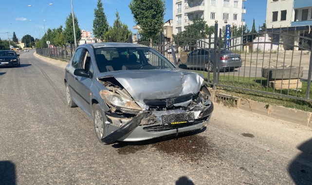 Kırmızı ışıkta duran otomobile çarptı