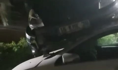 Kontrolden çıkan otomobil başka bir aracın üstüne düştü