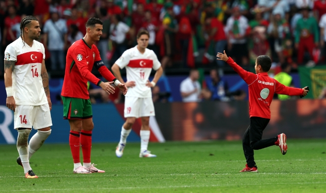 Küçük taraftar, Ronaldo için sahaya girdi!