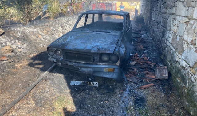 Kuru ot yangını bir otomobili küle çevirdi!