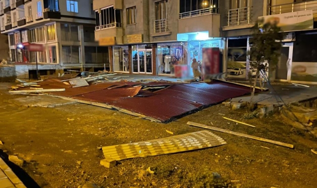Kuvvetli rüzgar nedeniyle binanın çatısı uçtu