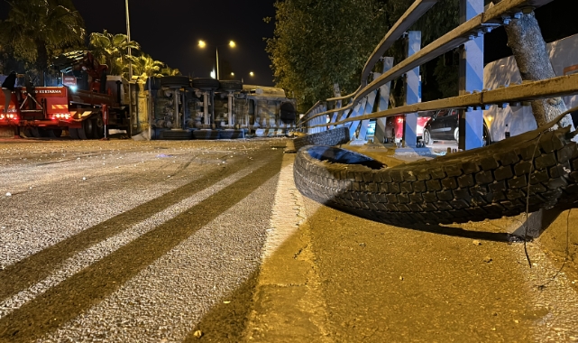 Lastiği patlayan TIR devrildi