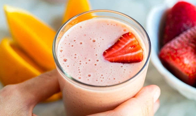 Lezzet ve sağlık bir arada: İşte ferahlatan çilekli smoothie tarifi