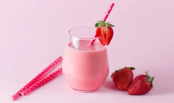 Misafirlerinizin öve öve bitiremeyeceği çilekli frappuccino nasıl yapılır?