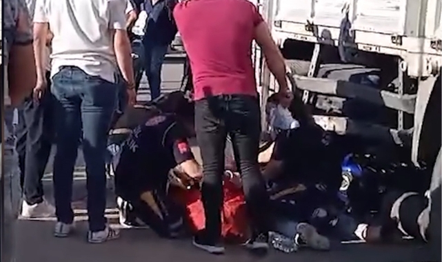 Motosiklet seyir halindeki kamyonun altına girdi