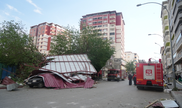 Muş’ta fırtına çatıları uçurdu!