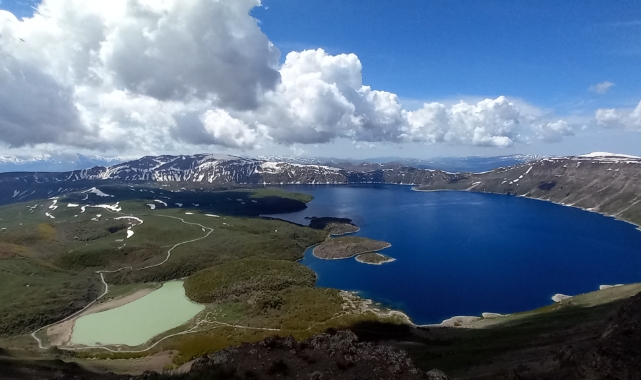 Nemrut Kalderası'nın bir yanı kar bir yanı bahar