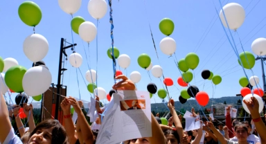 Öğrenciler Filistinli çocuklar için balon uçurdu