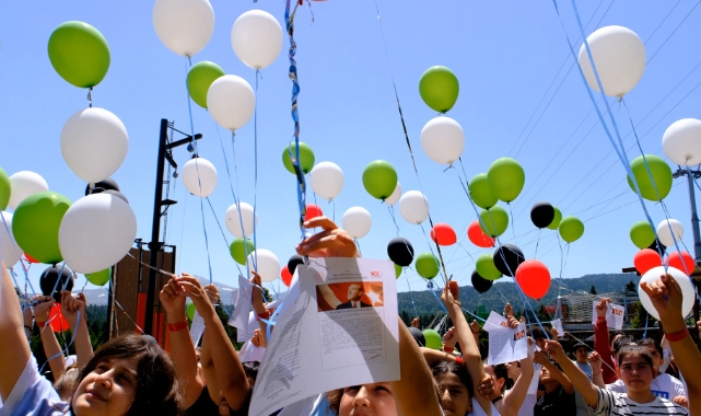 Öğrenciler Filistinli çocuklar için balon uçurdu