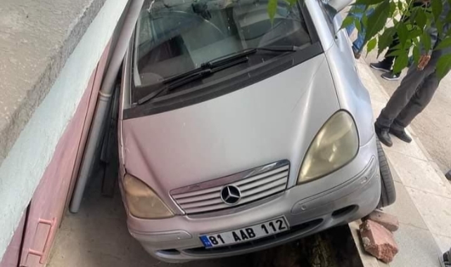 Otomobil apartman boşluğuna düştü: 2 yaralı