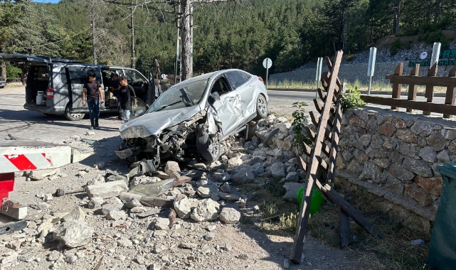 Otomobil dinlenme tesisinin bahçe duvarına çarptı
