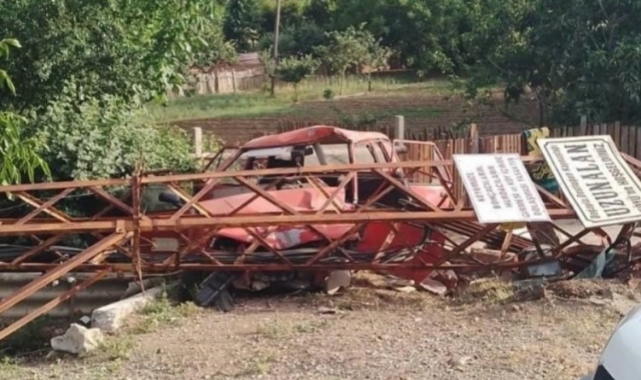 Otomobil elektrik direğine çarptı: 2 ölü