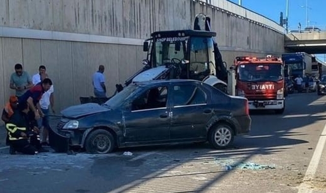 Otomobil elektrik direğine çarptı: 4 yaralı