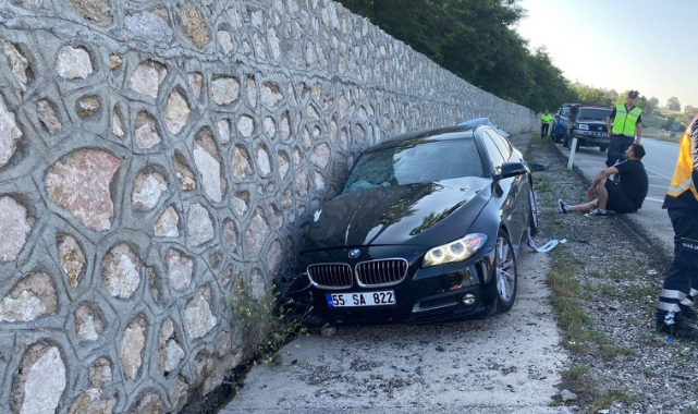 Otomobil istinat duvarına çarptı: 1 ölü 4 yaralı