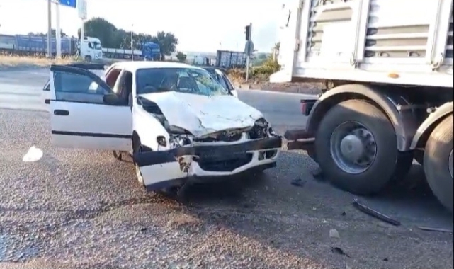 Otomobil kavşakta TIR'a çarptı!