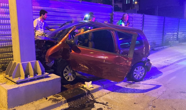 Otomobil TIR ve tabela direğine çarptı: 4 yaralı
