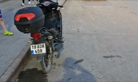 Otomobile çarpan motosikletli yaralandı