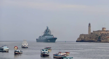 Rus savaş gemileri Küba'ya ulaştı