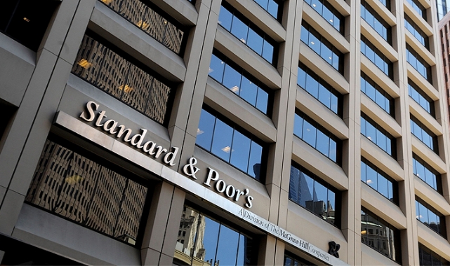 S&P Fransa’nın kredi notunu düşürdü