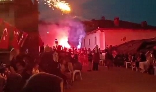 'Şalvar Şenliği'nde atılan havai fişek, kadınların üzerine düşüp patladı!