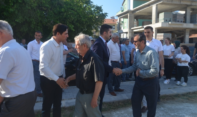 Selendi’de protokol vatandaşlarla bayramlaştı