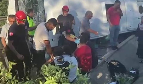 Servis aracı kaza yaptı:1 ölü, 7 yaralı