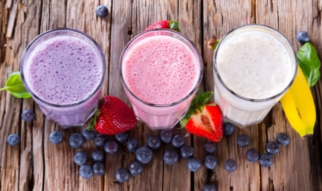 Sıcak havalarda serinleten meyveli smoothie nasıl yapılır?