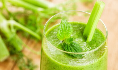 Sıcak yaz günlerinde asla hayır diyemeyeceğiniz yeşil smoothie nasıl yapılır?