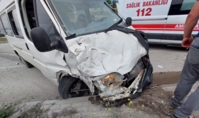 Sinop'ta minibüsle traktör çarpıştı