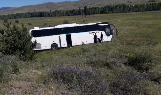 Sivas'ta yolcu otobüsü yoldan çıktı: 8 yaralı