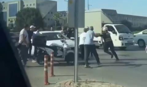 Sürücülerin yol verme kavgası kamerada!