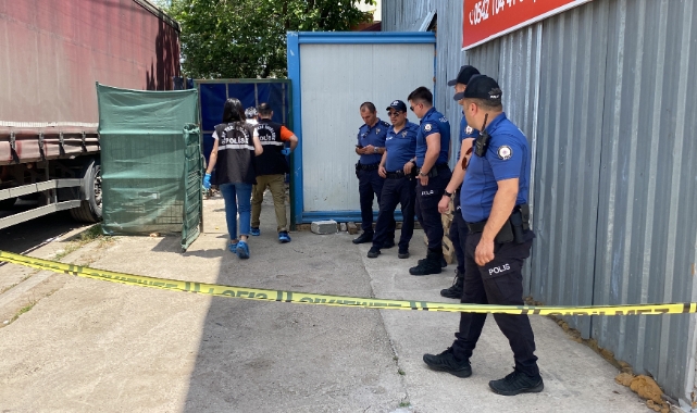 Tabancasını temizlerken ortağının oğlunu vurdu
