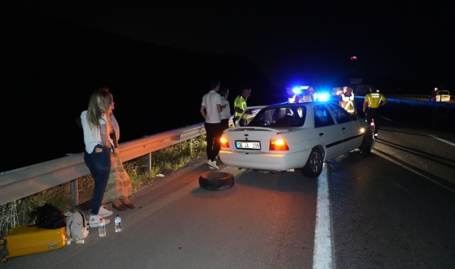 Tekeri kopan otomobil bariyere çarptı!