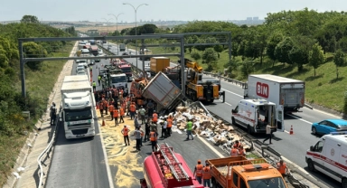 TEM'de feci kaza! Kamyonlar çarpıştı