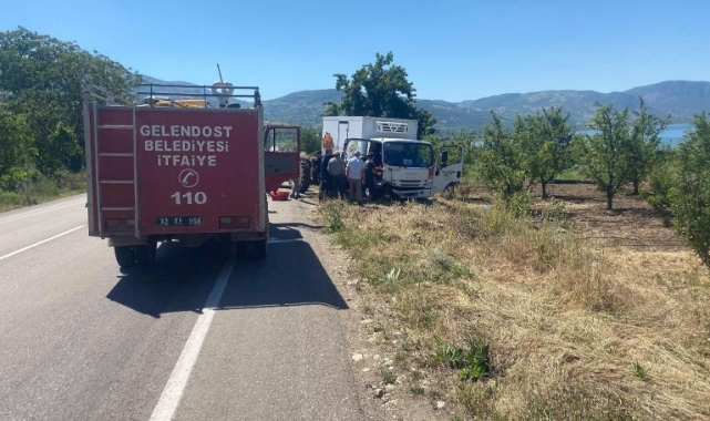 Traktör ile kamyonet çarpıştı: 3 yaralı