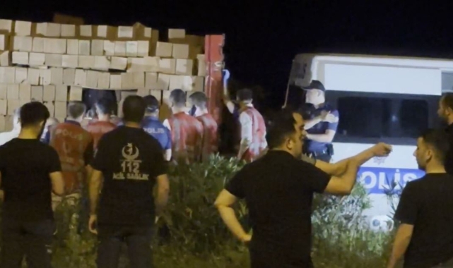 Tuğla yüklü TIR’daki gizli bölümde kaçak göçmenler yakalandı