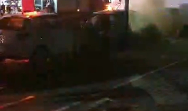 Üsküdar'da elektrik direğinde çıkan yangın korkuttu