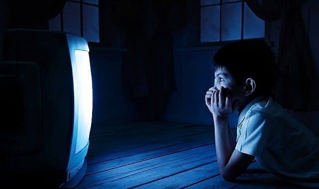 Uzmanlar uyarıyor: Çocuğunuzu televizyona teslim etmeyin!