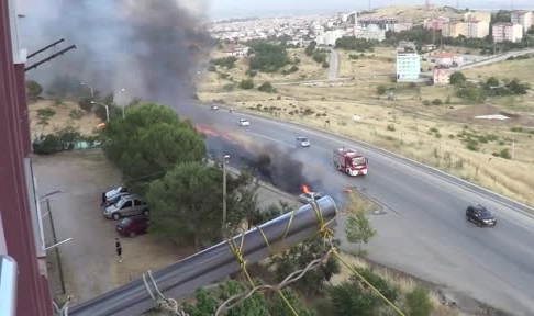 Yanan otomobil biçilmeyen otları tutuşturdu