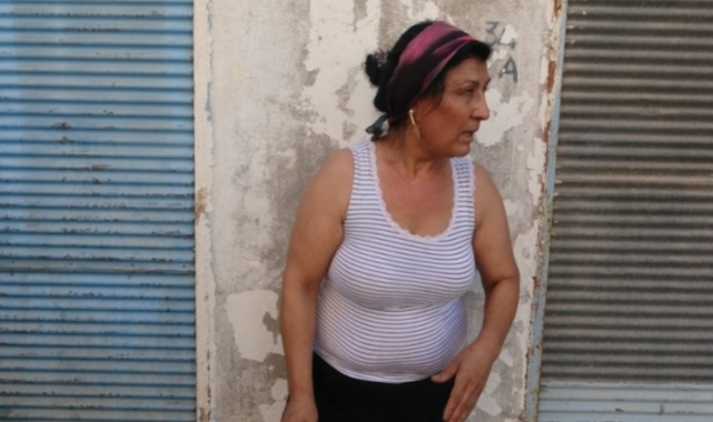 Yangından eşyalarını korumak isterken dumandan etkilendi