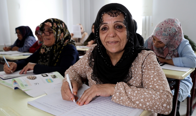 Yaşlı teyzelerin okuma yazma azmi!  