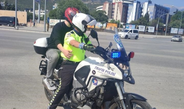 YKS’ye geç kalan öğrencilere polisten yardım!