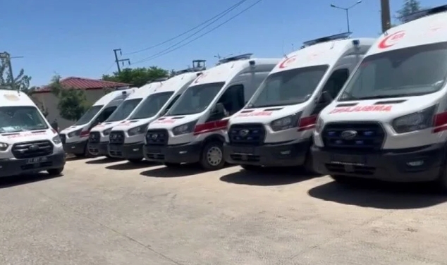 Yol isteyen ambulansın önünü kesip şoförü dövdü