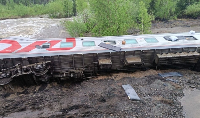 Yolcu treni raydan çıktı: 50 yaralı