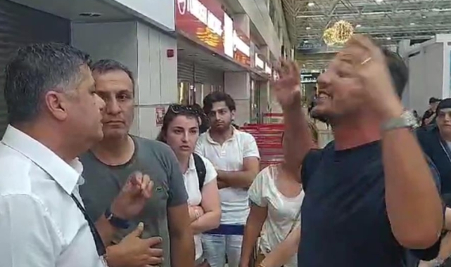Yolcular uçak seferleri aksayan firmanın ofisini bastı