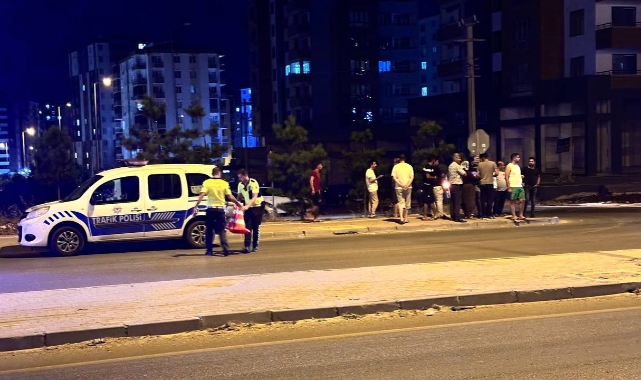 Yolun karşısına geçmek isteyen çifte otomobil çarptı: 1’i ağır 2 yaralı