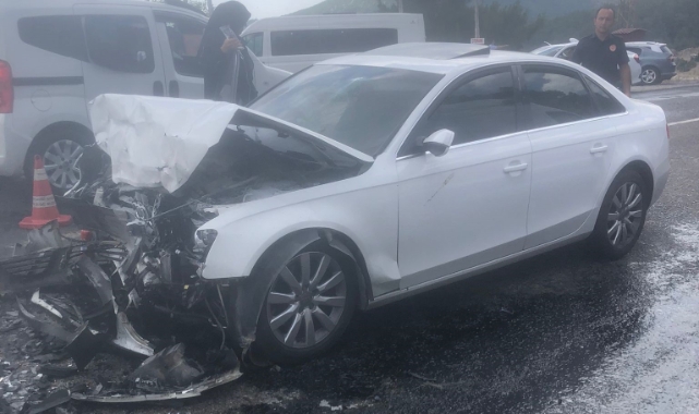 2 otomobil kafa kafaya çarpıştı: 7 yaralı