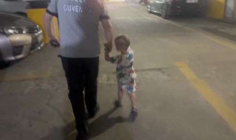 2 yaşındaki çocuğu otoparkta unuttular