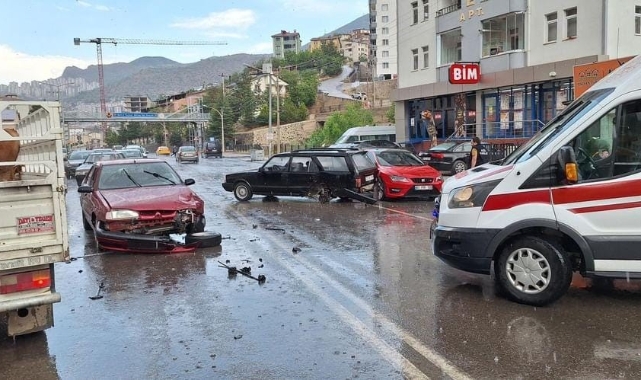 3 aracın karıştığı kazadan sürücüler yara almadan kurtuldu!